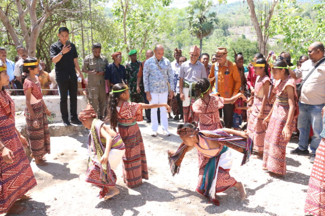 Gubernur NTT Viktor Bungtilu Laiskodat (VBL) berkesempatan mengunjungi Desa Erbaun Kecamatan Amarasi Barat Kabupaten Kupang pada Kamis (24/08/2023)
