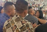 Presiden Jokowi dilempar sandal oleh seorang emak-emak saat berkunjung ke Gedung Serbaguna, Kota Medan/Ist