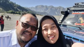 Kepala Stasiun Meteorologi Eltari Kupang Periode 2019/2023 Agung Sudiono Abadi Bersama Istri/Ist