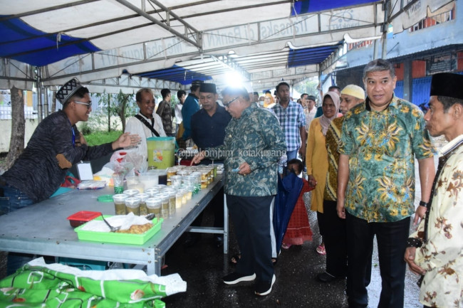 Penjabat Walikota Kupang Fahrensy P. Funay, SE., M.Si meresmikan Pasar Kuliner Takjil Ramadhan